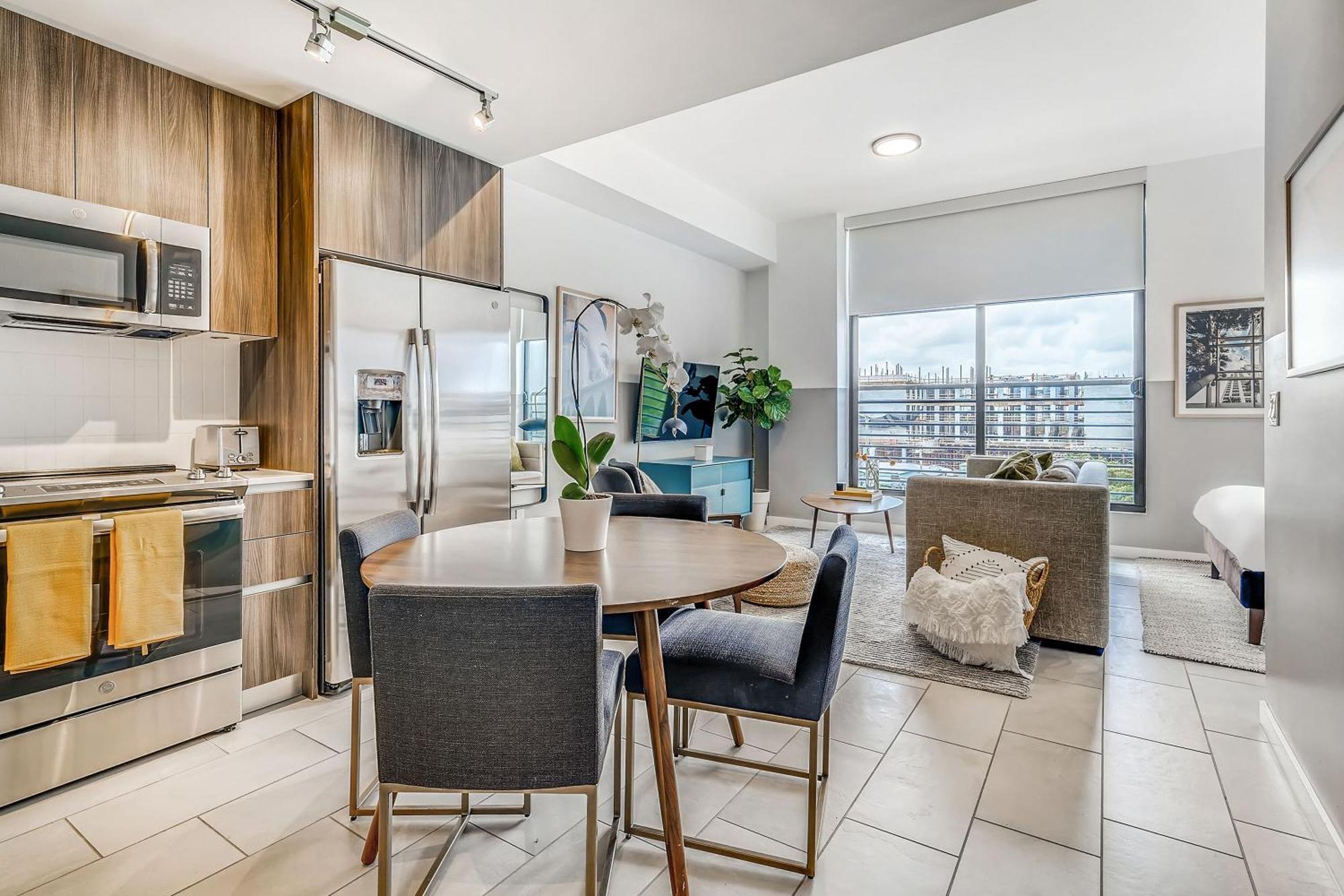 Studio, 1 Queen,1265231182:JPEG