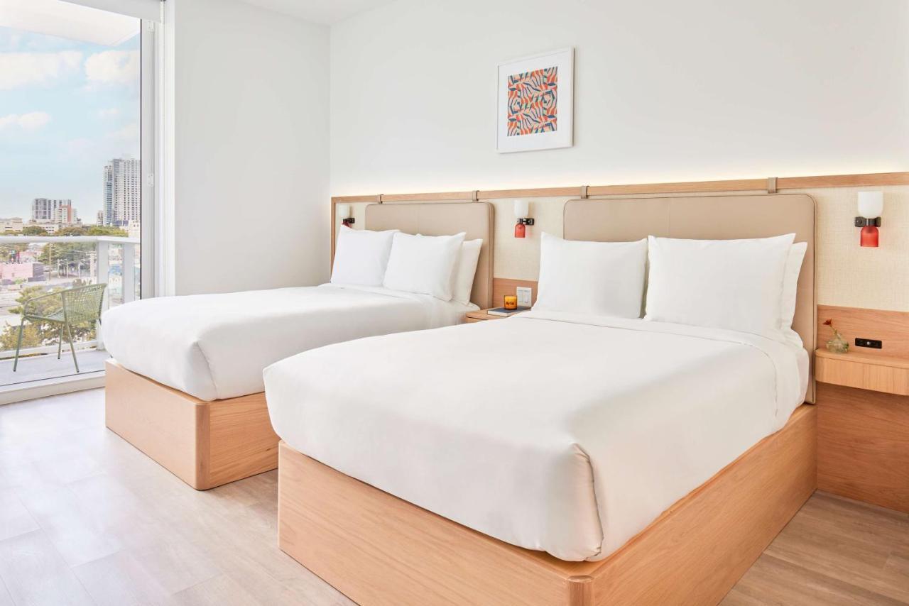 Zimmer mit 2 Doppelbetten und Balkon