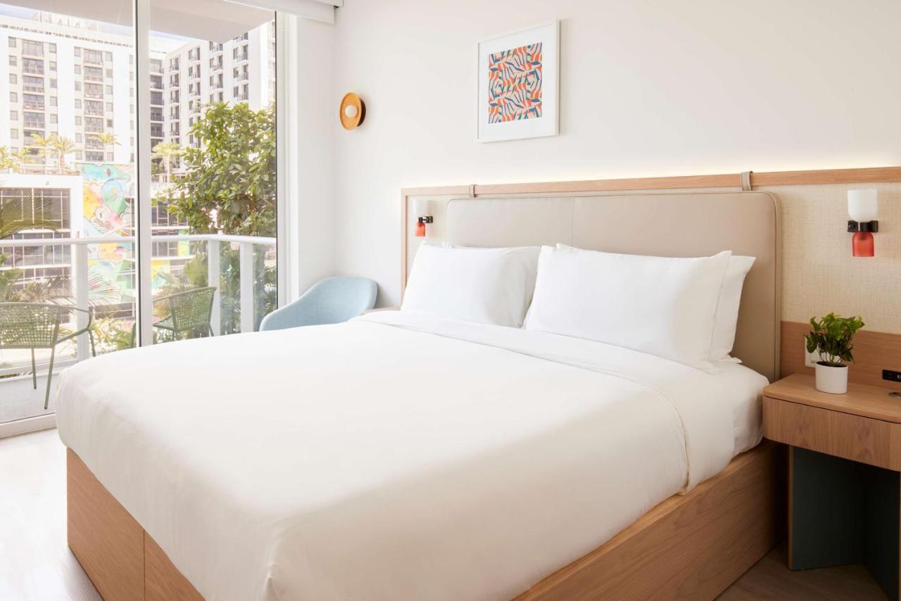 Zimmer mit Kingsize-Bett und Balkon