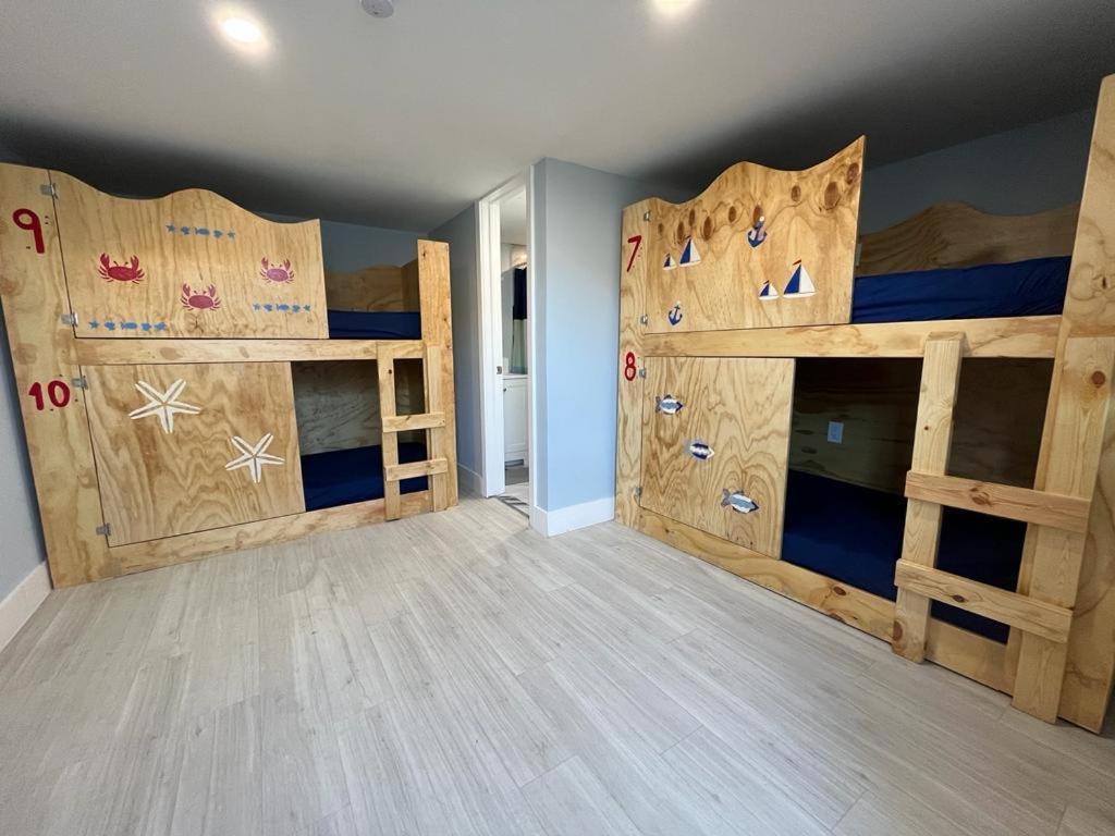 Single Bed 4-Bed Dormitory Room