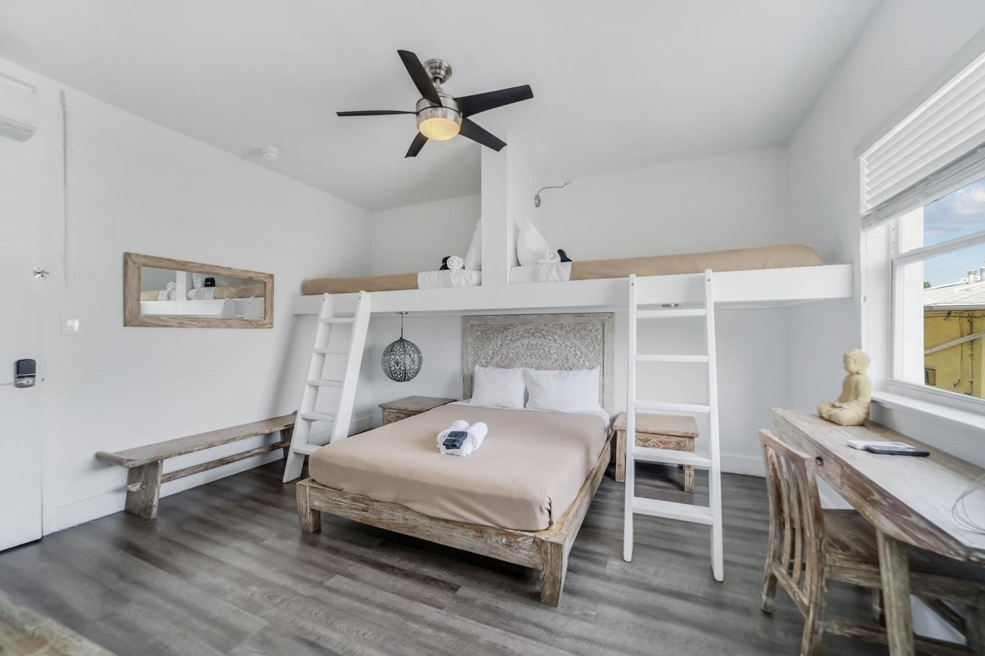 Family Room Queen Bed Two Twin Beds Self Check