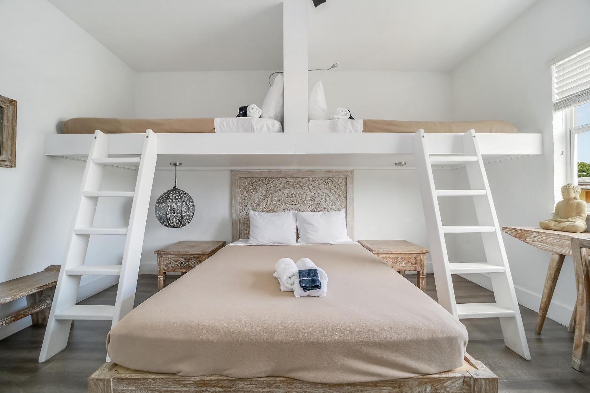 Family Room Queen Bed Two Twin Beds Self Check