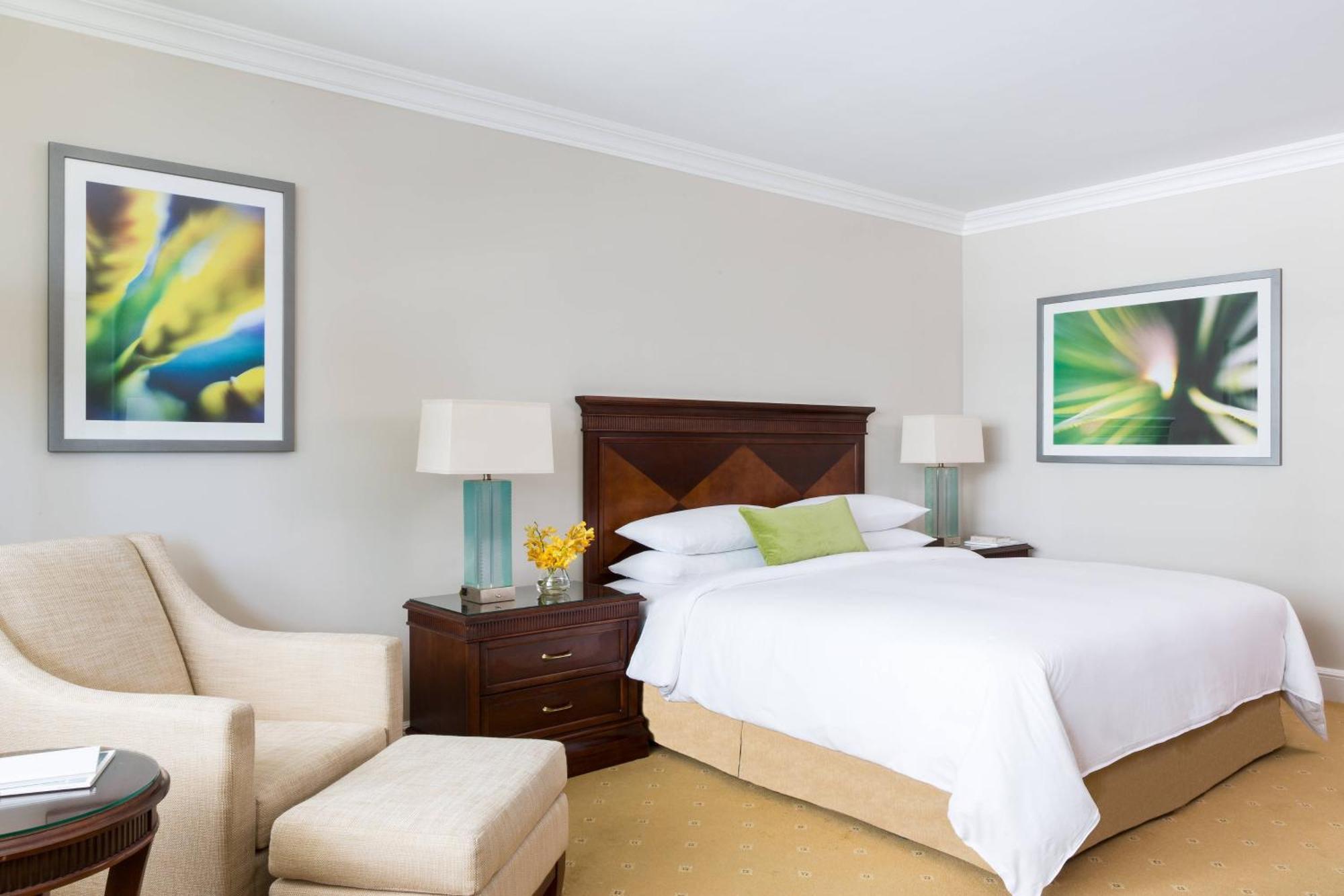 Zimmer mit Kingsize-Bett und Stadtblick
