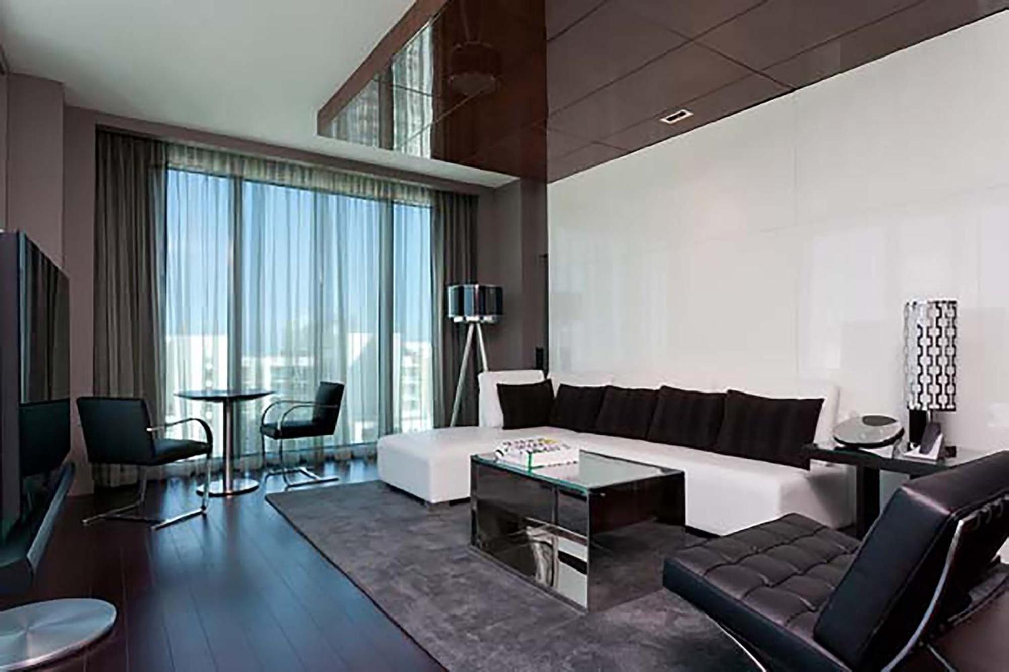 Warhol 1 Bedroom Suite 1 King Corner room