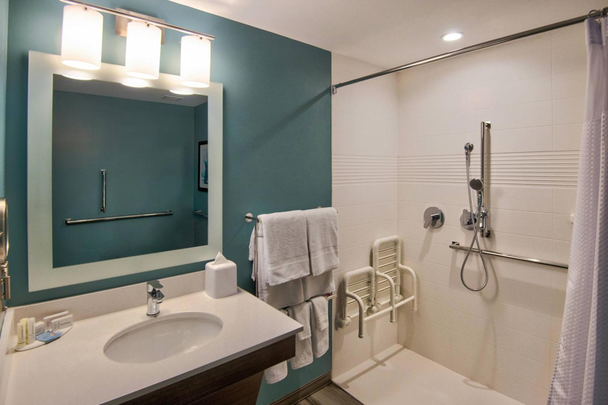 Studio Two Queen Beds Hearing Accessible