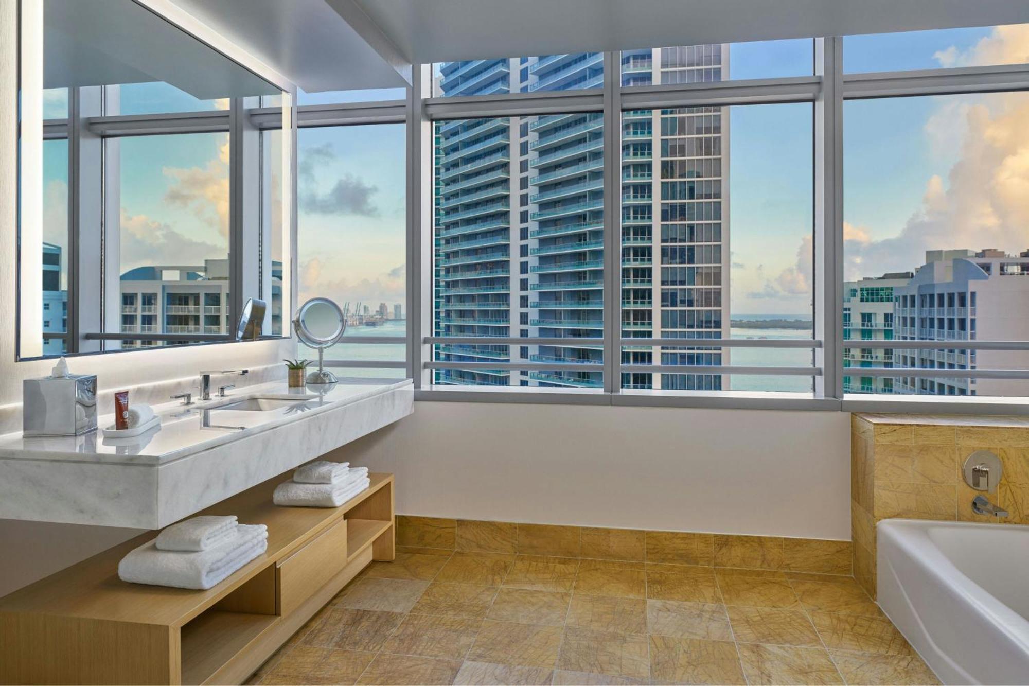 Grand Deluxe King Room Bay View