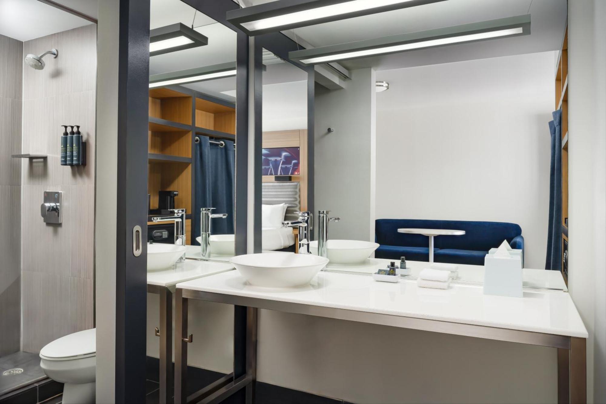 Queen Suite with Roll In Shower/City View/Balcony - Mobility Accessible