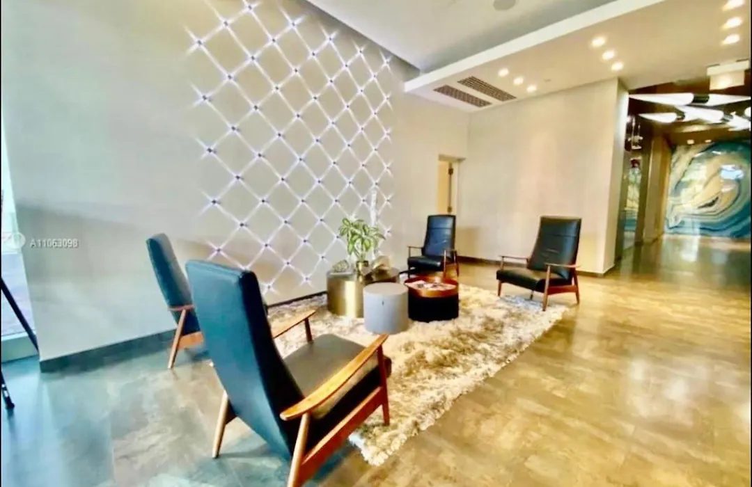 Classy 2Bd 2Bth At Midblock With Free Parking-1