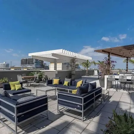 Classy 2Bd 2Bth At Midblock With Free Parking-3